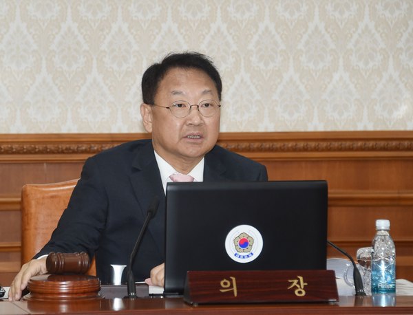 △유일호 경제부총리 겸 기획재정부 장관이 17일 오전 정부서울청사에서 제20회 국무회의를 열고 모두발언을 진행하고 있다./사진제공=기획재정부