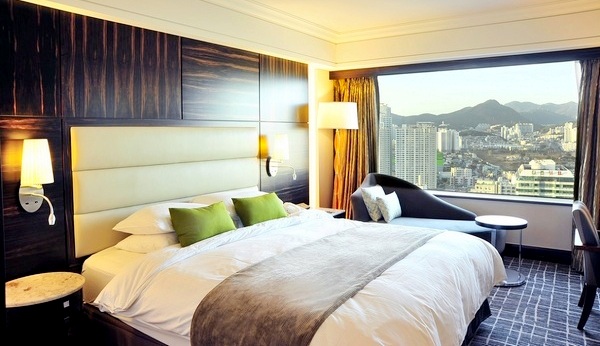 롯데호텔부산이 내달 이른 여름 휴가를 즐기려는 고객을 위한 묶음 상품 3종을 선보였다. 디럭스 객실 모습.