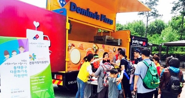 도미노피자는 첫 방문지인 동대문구 건강가정지원센터가 주관하는 가족과 함께 느리게 걷기 행사를 시작으로 이달 다양한 이벤트 현장을 찾는다.