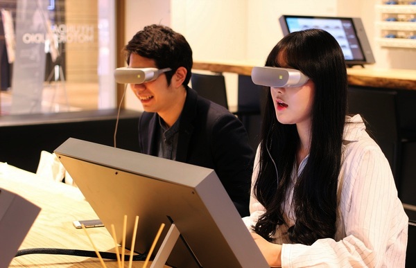 고객들이 현대모터스튜디오 디지털에서 VR기기를 체험하고 있다.