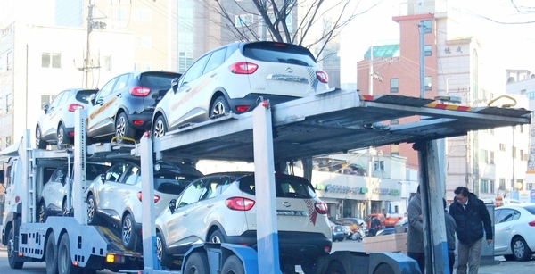 르노삼성의 QM3을 실은 카캐리어가 서울 한 전시장에 도착해 차량을 내리고 있다. 정수남 기자