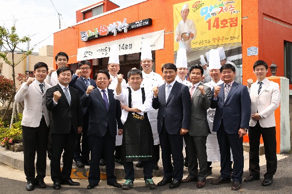 맛있는 제주만들기 14호점 제주 돔베 막국수가 19일 재개장한 가운데, (왼쪽 앞줄 네번째 부터) 14호점 김재현 사장, 제주 신라호텔 오상훈 총지배인, 제주 신라면세점 고낙천 점장이 기념촬영을 하고있다. 호텔신라제공.