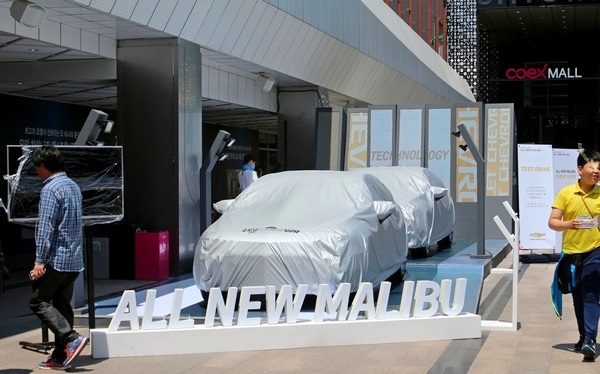 베일에 덮힌 코엑스 밀레니엄플라자의 신형 말리부. 정수남 기자