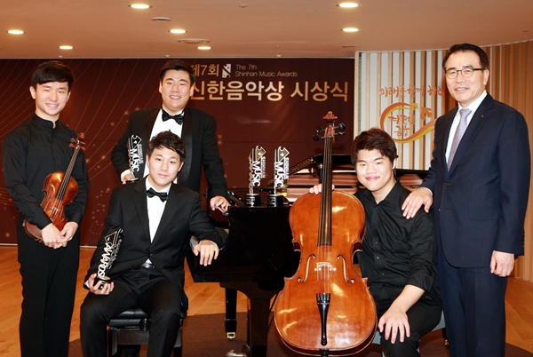 △조용병 신한은행장(맨 오른쪽)과 수상자들 단체사진/사진제공=신한은행