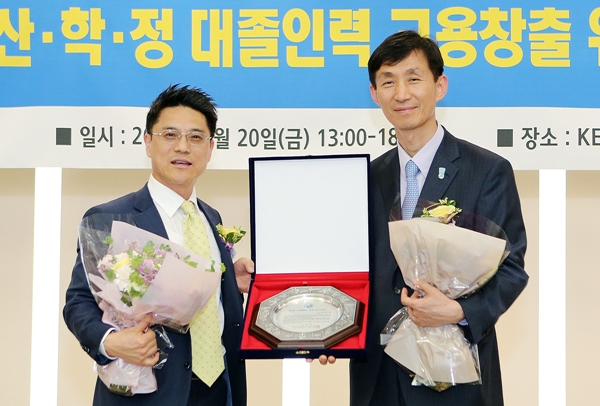 이종구 (사)한국취업진로학회회장(왼쪽), 황인산 KEB하나은행 리테일고객지원그룹 부행장/사진제공=KEB하나은행