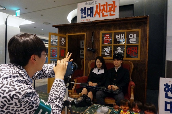 ‘추억을 담는 현대사진관’이벤트에 참여한 고객들. 현대백화점 제공