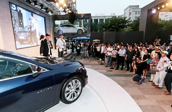 신형 말리부의 대규모 마케팅을 알리기 위해 20일부터 21일까지 서울 코엑스에서 개최된 말리부 고객 초청행사에서 이상민, 공서영, 김재우 등 유명 방송인이 말리부 토크쇼와 퀴즈 이벤트를 진행하고 있다.