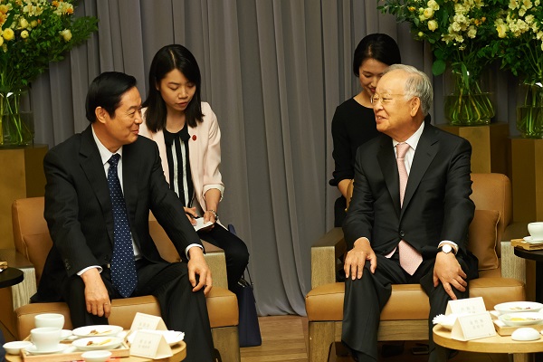 (왼쪽부터)리우 치바오 중국 중앙선전부 부장과 CJ그룹 손경식 회장. CJ그룹 제공