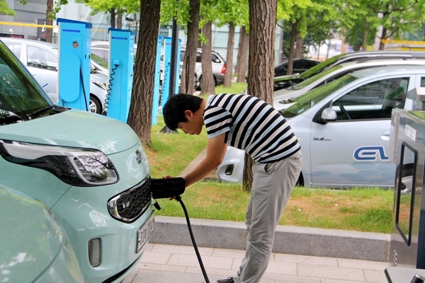 한 운전자가 전기차 레이를 충전하고 있다. 정수남 기자