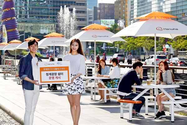 한화그룹과 서울시설공단은 더위를 피할 수 있는 쉼터 시설을 청계천 팔석담에서 모전교 사이에 설치했다.