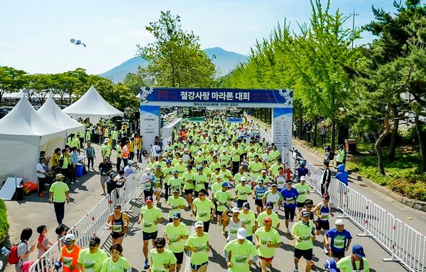 한국철강협회가 지난 주말 경기도 하남시 미사리 경정공원에서 철강업계 임직원과 철강가족 등이 참가한 가운데 철강산업에 새로운 활력과 희망을 불어 넣고 위기 극복을 다짐하는 마라톤 대회 등을 개최했다. 한국철강협회 제공