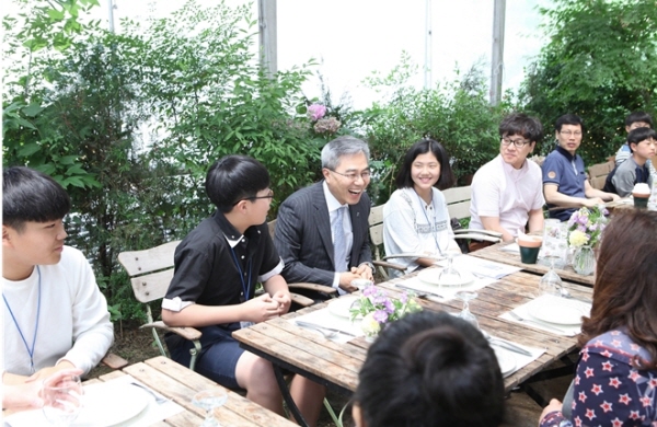 △ 하영구 은행연합회 회장이 5월 20일 중구 정동 이태리음식점 어반가든에서 금융교육 참가학생들과 식사하며 이야기를 나누고 있다. / 자료제공 = 은행연합회