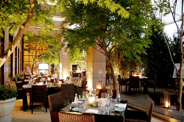 해피 서머 상품은 매일 저녁 6시에서 9시30분까지 야외정원에서 펼쳐지는 BBQ 파티를 즐길 수 있다.