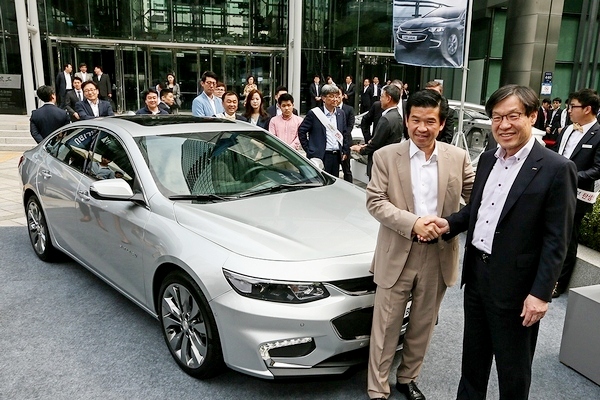 (왼쪽부터)제임스 김 사장과 권오준 회장이 기념 사진을 찍고있다.