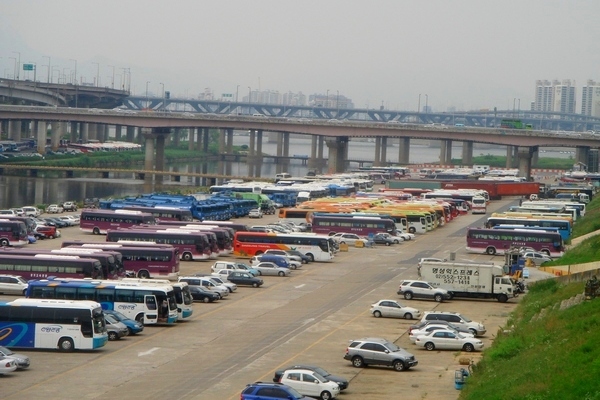 주차장으로 이용되고 있는 탄천과 한강 합류부. 정수남 기자