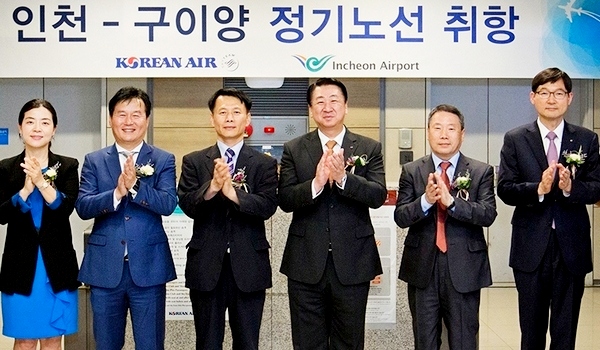 (오른쪽부터)이진호 대한항공 한국지역본부장과 유재호 인천공항 출입국관리사무소 심사국장, 김종대 인천여객서비스지점장 등이 기념사진을 찍고있다. 대한항공 제공