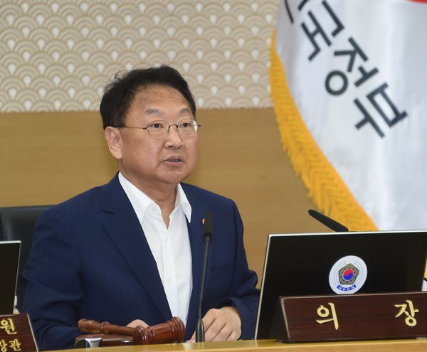 △유일호 경제부총리 겸 기획재정부 장관이 24일  정부세종청사에서 확대간부회의를 "협치와 소통이 중요하다"고 강조했다./사진제공=기획재정부