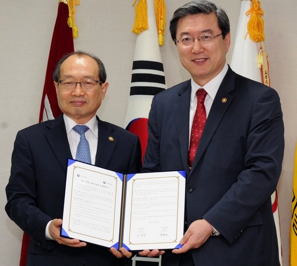 중기청과 방사청이 우수 중소·중견기업 육성과 수출경쟁력 강화, 방산 중소기업 기술보호 등에 협력 관계를 구축하기 위해 MOU를 체결했다. 중기청 제공