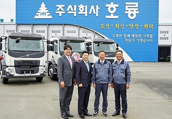 볼보트럭코리아(왼쪽부터)이창하 상무와 김영재 사장, 호룡의 박장현 대표와 김동열 전무가 기념사진을 찍고있다. 볼보트럭코리아 제공