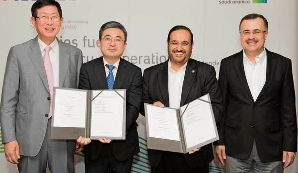 (왼쪽부터)조환익 한국전력 사장, 임청원 해외사업개발처장, 알주다이미 아람코부사장, 아민 알나세르 아람코사장이 기념사진을 찍고있다. 한전 제공