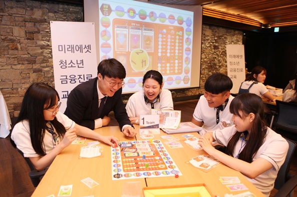 ‘2016년 미래에셋 청소년 금융진로캠프’에 참가한 학생들이 자산관리 보드게임을 통해 보다 쉽고 즐겁게 금융을 배우고 있다.(제공=미래에셋증권)