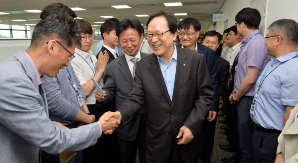 △ 김용환 NH농협금융지주 회장(좌측 세번째)이 24일 NH통합IT센터를 방문하여 직원들을 격려하고 있다. / 사진자료 = NH농협금융지주