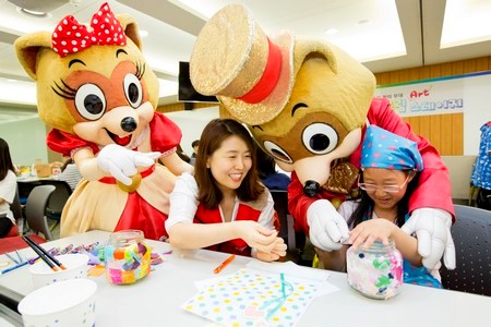 롯데월드 어드벤처 샤롯데 봉사단이 송파구 아동복지시설 아동 중 예술에 관심 또는 소질이 있는 아동을 대상으로 재능기부 봉사활동을 펼쳤다. 롯데월드 제공