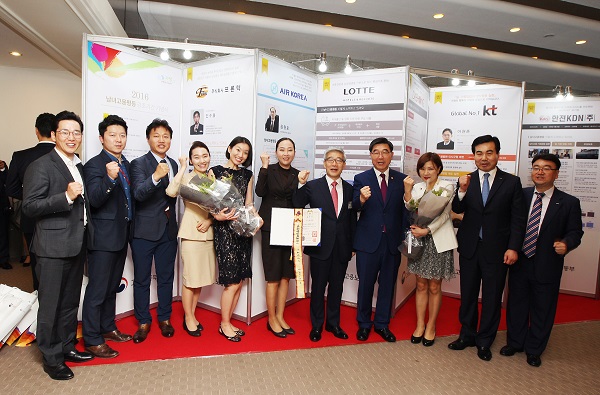 25일 열린 20회 남녀고용평등 우수기업 시상식에서 롯데호텔 송용덕 대표이사 사장(오른쪽에서 다섯번째)이 임직원들과 기념촬영을 하고 있다. 롯데호텔 제공