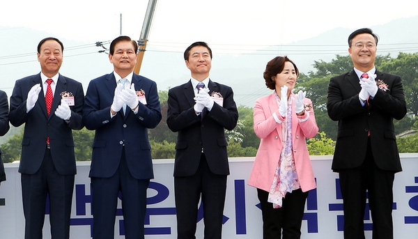 (왼쪽부터)이성훈 의왕도시공사 사장, 효성 이상운 부회장, 이재율 경기도부지사, 전경숙 의왕시의회 의장, 김성제 의왕시장이 기념사진을 찍고있다. 효성 제공