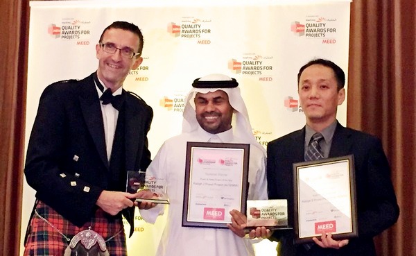 두산중공업 이정일 라빅2 화력발전소 프로젝트 매니저(왼쪽 세번째)와 사우디아라비아전력청 압둘라힘 아 알세이크 라빅2 프로젝트 매니저(왼쪽 두번째)가 올해의 발전·담수 프로젝트상을 수상한 뒤 기념사진을 찍고있다. 두산중공업 제공