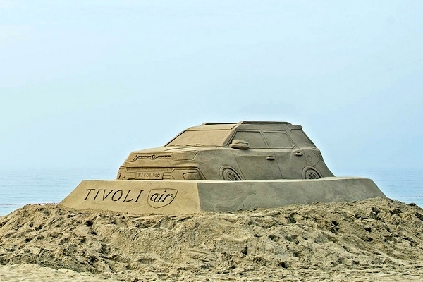 모래로 만든 티볼리 에어. 쌍용차 제공