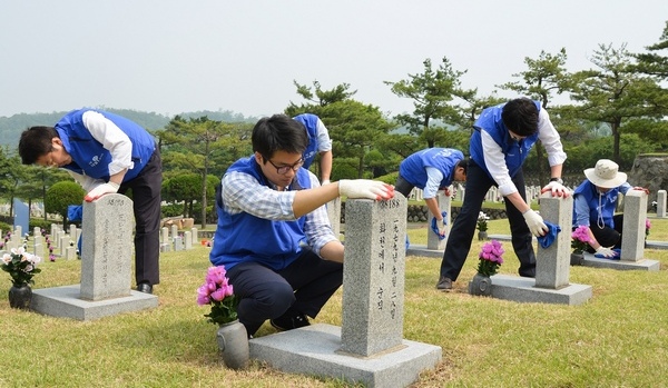 효성 임직원들이 호국보훈의 달을 앞두고 국립현충원에서 묘역정화활동을 펼치고 있다. 효성 제공