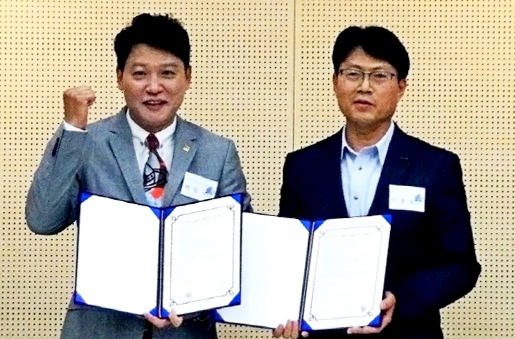 한국주택임대관리협회 (왼쪽부터)박승국 협회장과 그린카 이용호 대표이사가 업무협약을 체결 후 기념 사진을 찍고있다. 