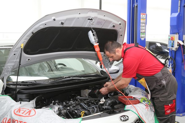 이번 대회에 참석한 한 외국인 정비사가 차량을 수리하고 있다.