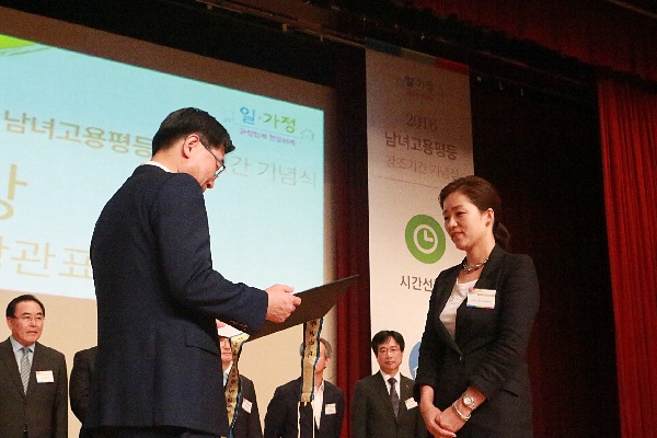 25일 오후 삼성동 코엑스에서 열린 제16회 남녀고용평등 강조기간 기념식에서 이재희 올리브스튜디오 대표(오른쪽)가 이기권 고용노동부 장관으로부터 남녀고용평등 분야 우수기업 표창을 받고 있다. 이랜드그룹 제공