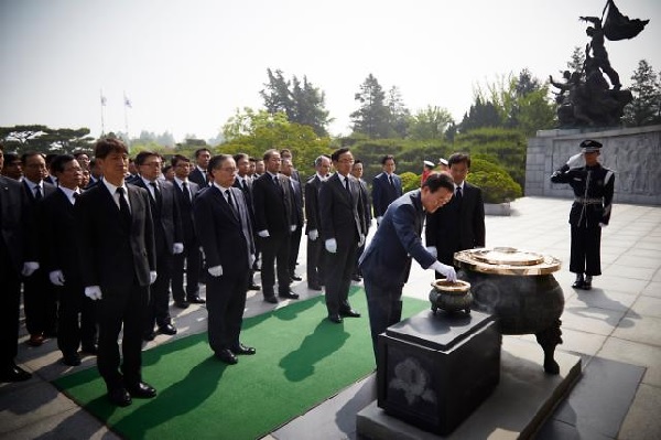 27일 국립서울현충원에서 이태종 ㈜한화 대표이사가 영전에 분향을 하고있다. ㈜한화 제공
