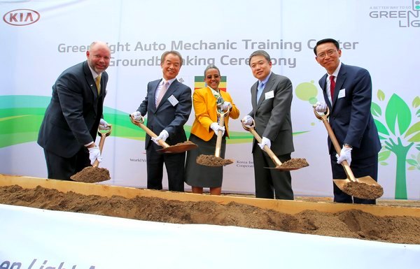 (왼쪽부터)에드워드 브라운 에티오피아 월드비전 회장, 김인식 코이카 이사장, 로만 테스파예 총리 영부인, 정진행 현대차그룹 사장, 이순남 기아차 아중동지역본부장이 자동차 정비훈련센터 기공식에서 기념 사진을 찍고있다.