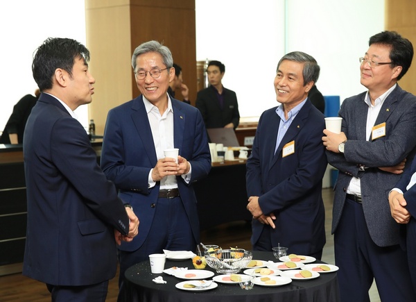 KB금융과 현대증권은 지난 27일 양사 주요 경영진이 참석한 가운데 첫 통합 워크숍을 진행했다.왼쪽부터 윤경은 현대증권 사장, 윤종규 KB금융그룹 회장, 김옥찬 KB금융지주 사장, 전병조 KB투자증권 사장/제공=현대증권