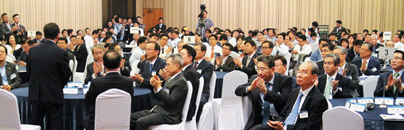 ▲ ‘위기의 한국 경제, 핀테크와 기업구조조정 길을 묻다’라는 주제로 열린 ‘2016 한국금융미래포럼’에서 500여명의 참석자들이 포럼을 주최한 허과현 한국금융신문 발행인에게 박수를 보내고 있다. 사진 = 정수남 기자