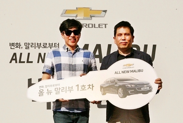 한국GM이 서부지역권 내 신형 말리부의 1호차 주인공인 문선용(오른쪽) 씨.