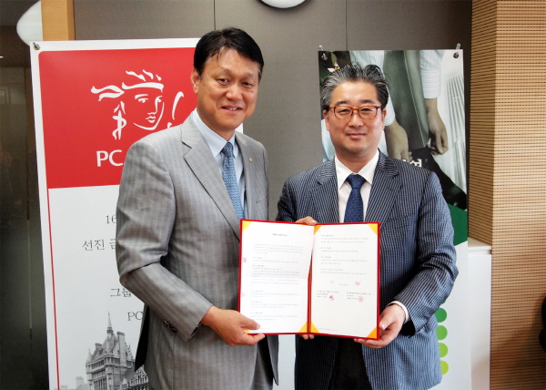 △사진설명:PCA생명이 경제교육 및 재무상담서비스 제공을 위해 취업•경력관리 포털 ‘스카우트’와 업무협약을 체결했다. 전원구 PCA생명 전무(왼쪽)가 이현용 ㈜스카우트 대표(오른쪽)와 양해각서(MOU)를 체결한 후 기념사진을 촬영하고 있다./사진제공=PCA생명