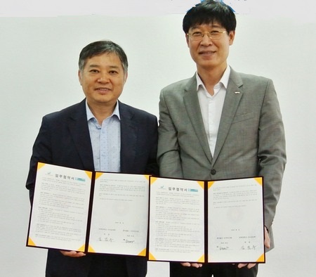 롯데월드 아쿠아리움이 전북대학교 수의과대학과 해양생물 공동연구와 인재양성을 위한 업무협약을 체결했다. 롯데월드 제공