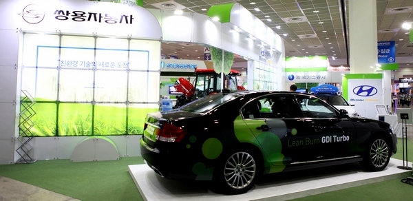 쌍용차 부스에 전시된 체어맨 W.