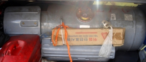 택시 안에 설치된 LPG 가스통. 정수남 기자 
