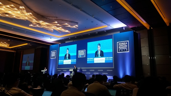 임종룡 금융위원장이 1일 오전 여의도 콘래드호텔 파크볼룸홀에서 열린 ‘2016 한국자본시장컨퍼런스’에서 발언하고 있다. 고영훈 기자