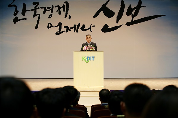 △서근우 신용보증기금 이사장이 창립 40주년 기념식에서 축사를 하고있다./사진제공=신용보증기금