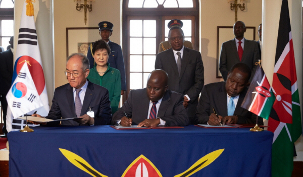△ 이덕훈 수출입은행장(사진 왼쪽)이 31일(현지시간) 케냐 수도 나이로비 대통령궁에서 프레드 매티앙기(Fred O. Matiang’i) 교육과학기술부 장관(사진 가운데), 존 타누이(John Tanui) 콘자시(市) 개발청장(사진 맨 오른쪽)과 만나 한-케냐 과학기술혁신 금융협력 MOU에 서명하고 있다. / 사진제공 = 청와대