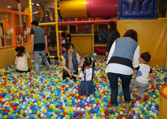 한국투자증권 참벗나눔 봉사단원들은 지난 4일 청운보육원 아이들과 키즈카페를 방문해 즐거운 시간을 보내고 있다.(제공=한국투자증권)