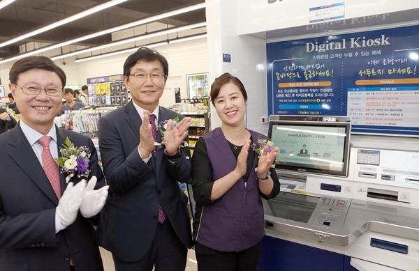 유동욱 신한은행 부행장과(왼쪽 첫번째), 박재구 BGF리테일 사장(가운데), 이성희 CU 서울대서연점장(오른쪽 첫번째)/사진제공=신한은행