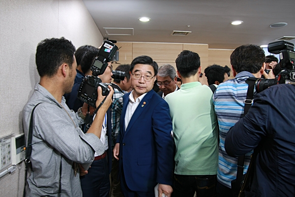 (가운데)이기권 고용노동부 장관/사진=한국금융신문 신윤철